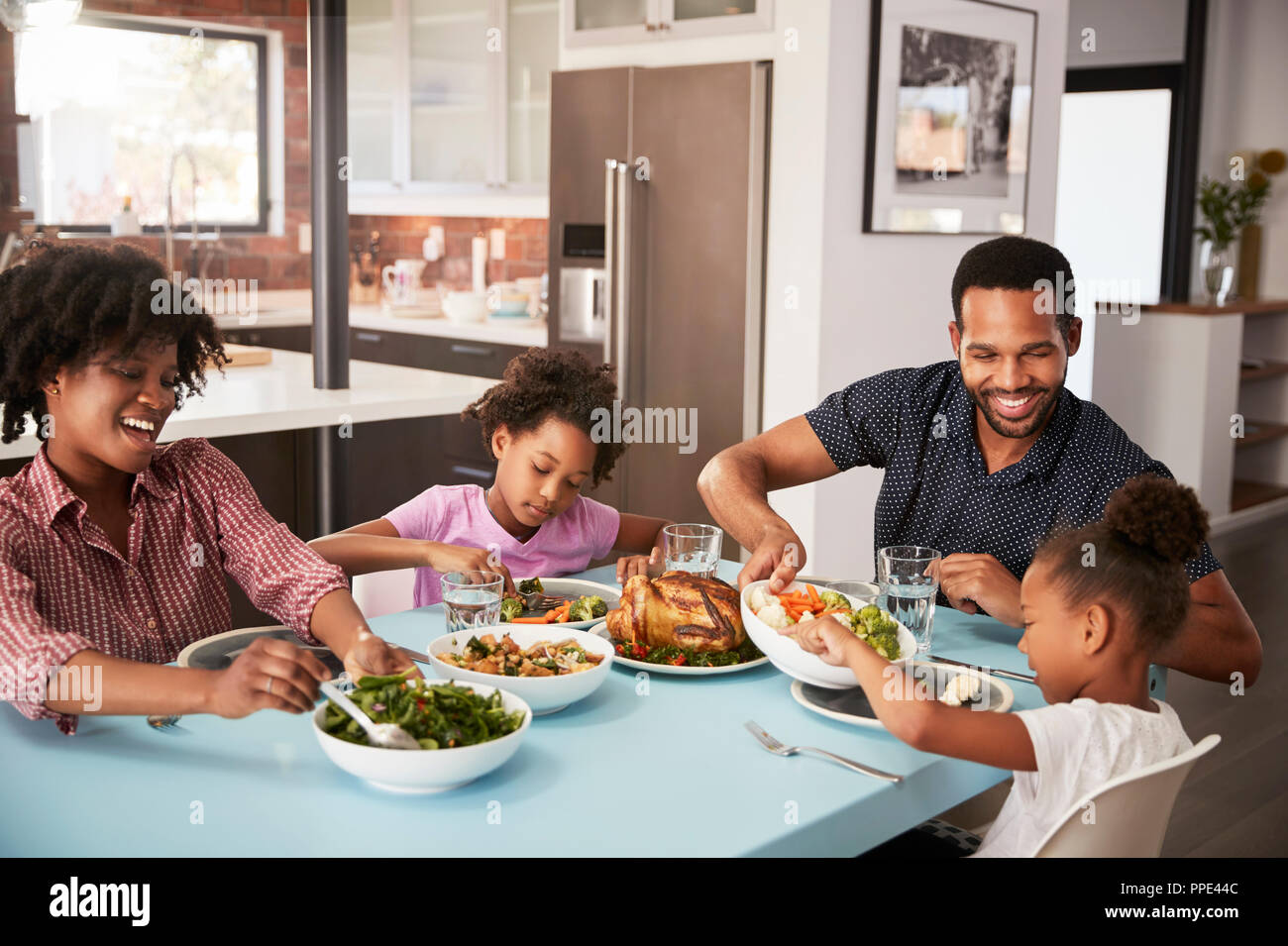 Familie Mahlzeit um Tisch zu Hause zusammen Stockfoto