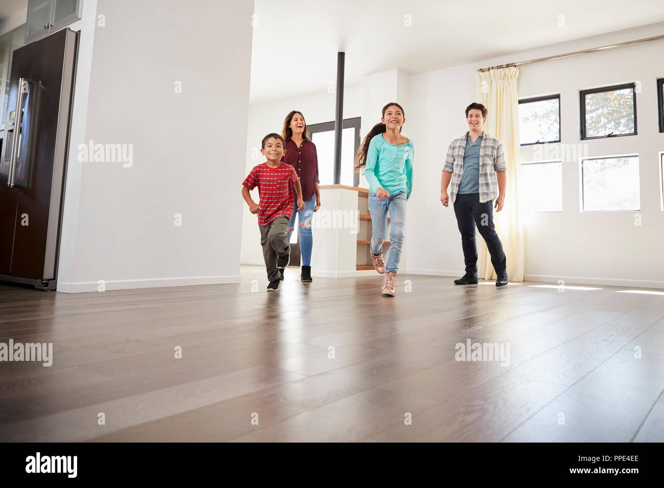 Aufgeregt Familie erkunden neue Heimat am Umzugstag Stockfoto