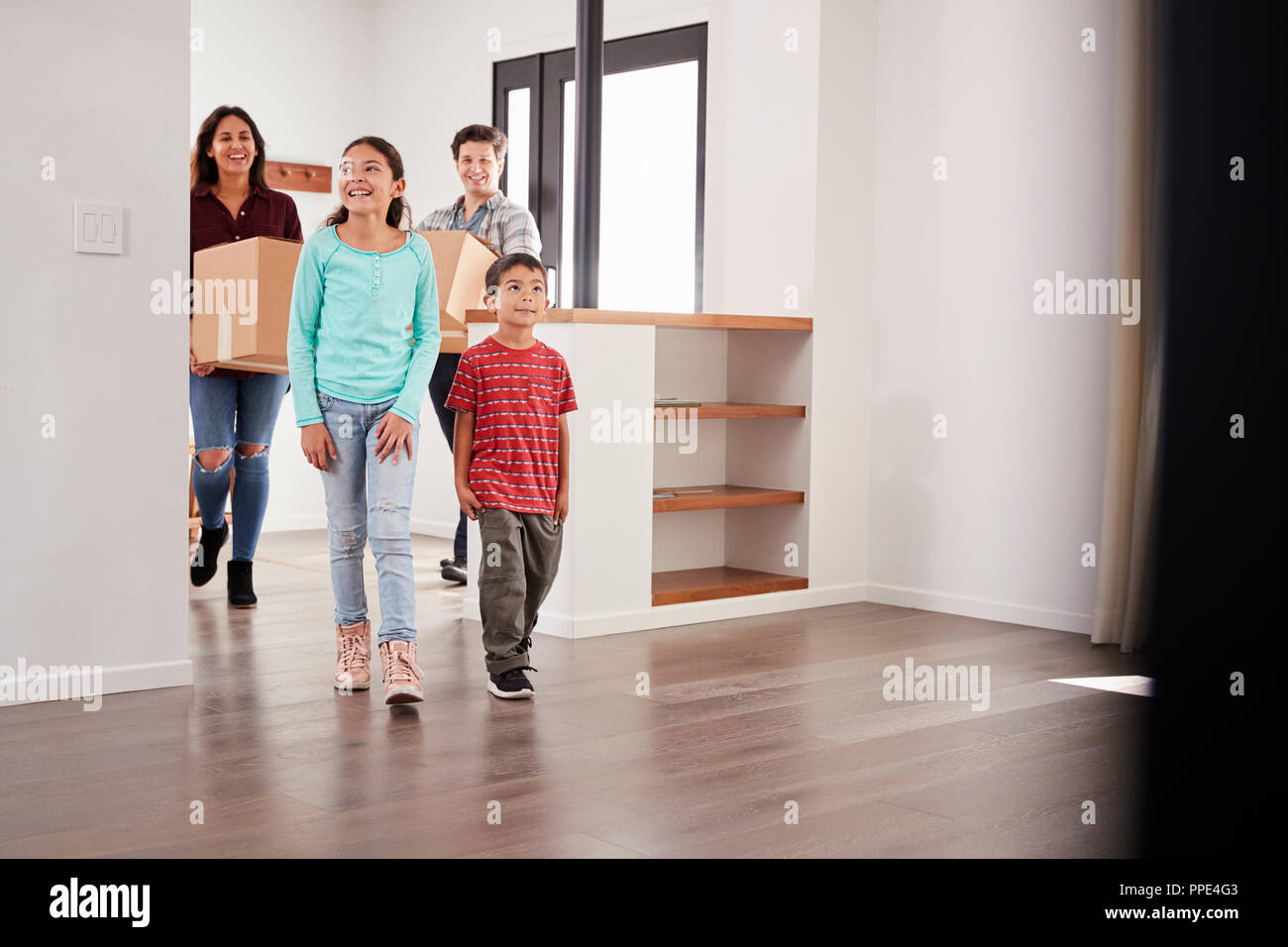 Aufgeregt Familie Kisten in die neue Heimat am Umzugstag Stockfoto