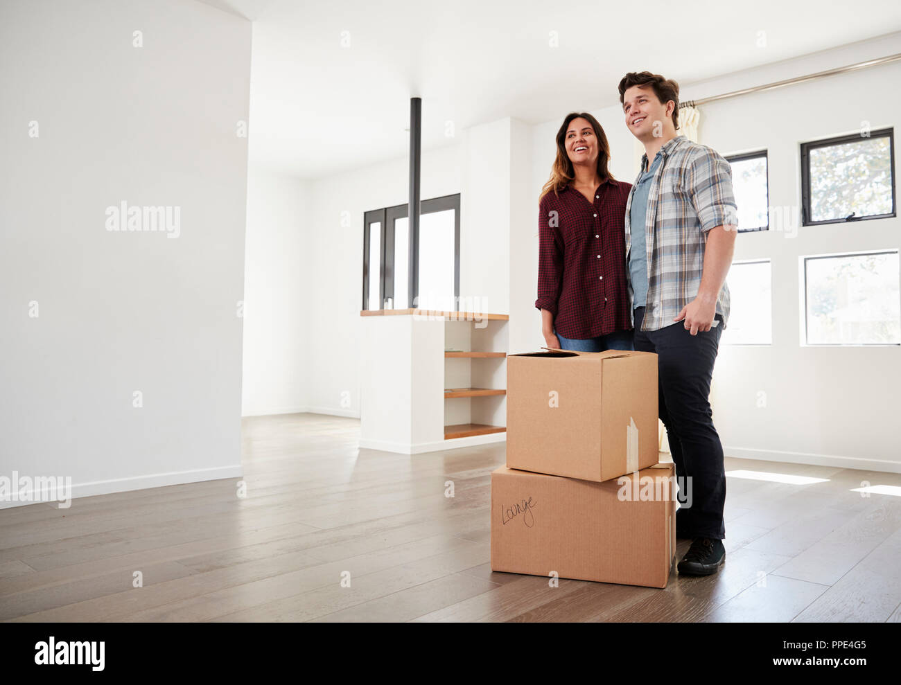 Paar mit Boxen im neuen Haus auf beweglicher Tag aufgeregt Stockfoto