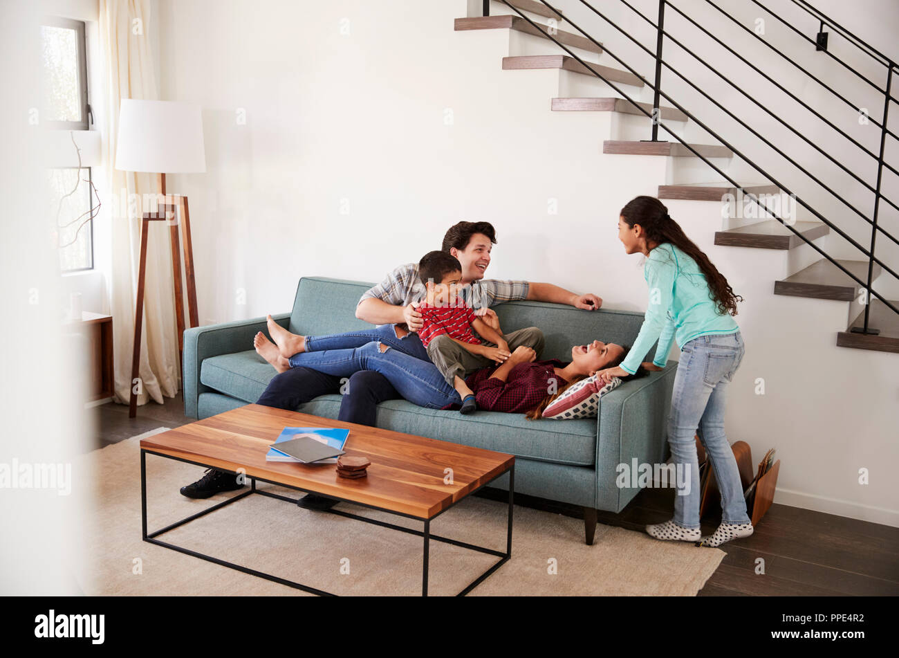 Familie Spaß liegend auf dem Sofa zu Hause zusammen Stockfoto