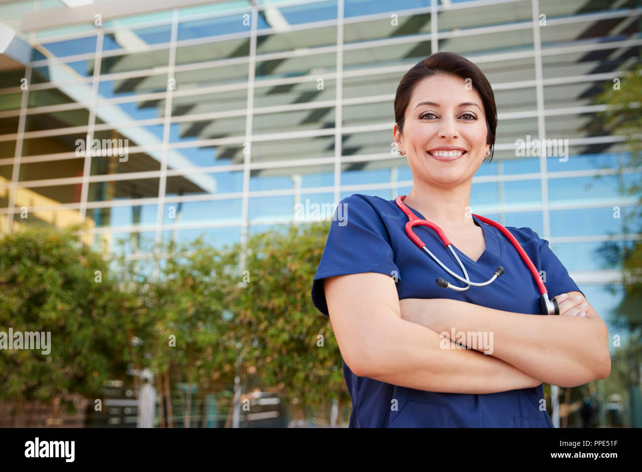 Smiling Hispanic weibliche healthcare Arbeiter draußen, Porträt Stockfoto