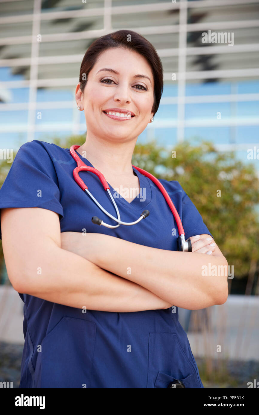 Smiling Hispanic weibliche healthcare Arbeiter im Freien, vertikal Stockfoto