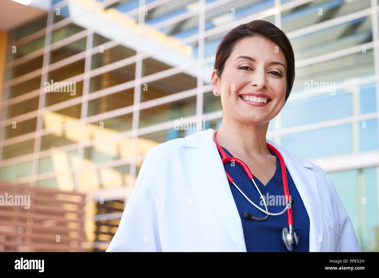 Smiling Hispanic weibliche healthcare Arbeiter draußen, Porträt Stockfoto