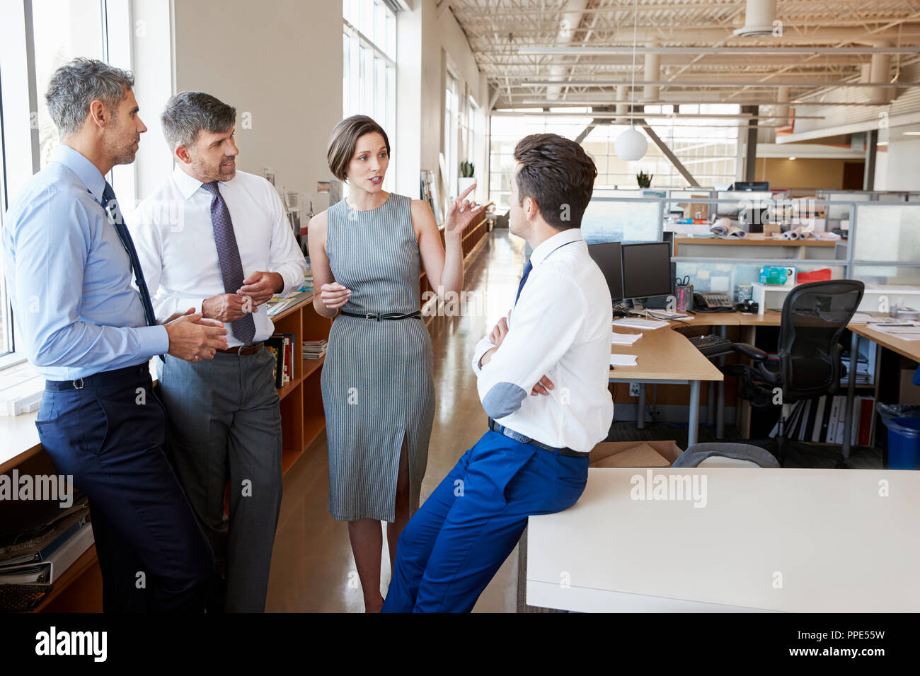Weibliche Manager im Gespräch mit Kollegen in einem Großraumbüro Stockfoto