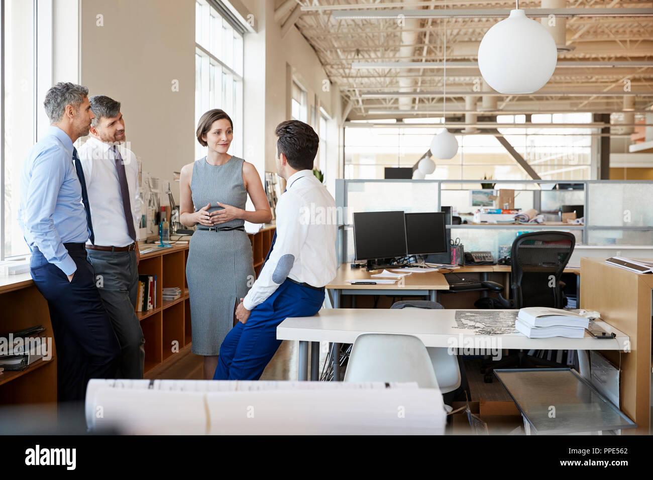 Weibliche Manager und Kollegen sprechen in einem Großraumbüro Stockfoto