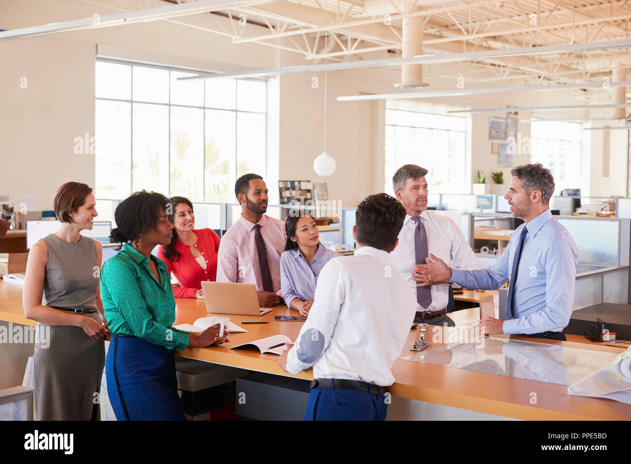 Geschäftsmann Adressierung Team in einer Sitzung im Großraumbüro Stockfoto