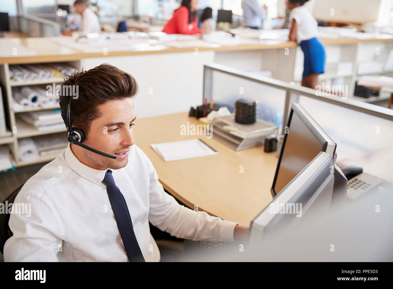 Hispanic male Call Center Mitarbeiter bei der Arbeit, Erhöhte Ansicht Stockfoto