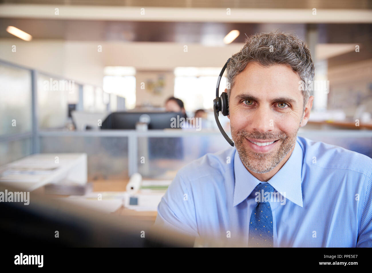 Weiß, männlich Call Center Mitarbeiter Lächeln für die Kamera Stockfoto