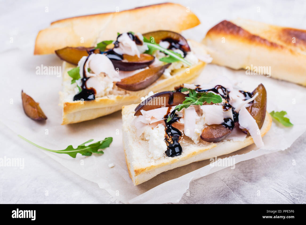 Truthahn Oder Hahnchen Ubrig Gebliebene Sandwich Mit Fullung Und Preiselbeersosse Frisch Von Thanksgiving Oder Weihnachten Turkei Reste Auf Knusprigem Wholemea Gemacht Stockfotografie Alamy