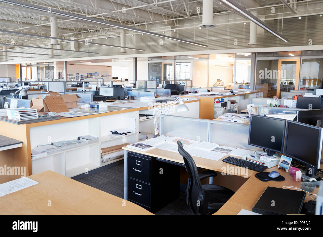 Workstation in verlassenen Großraumbüro Stockfoto