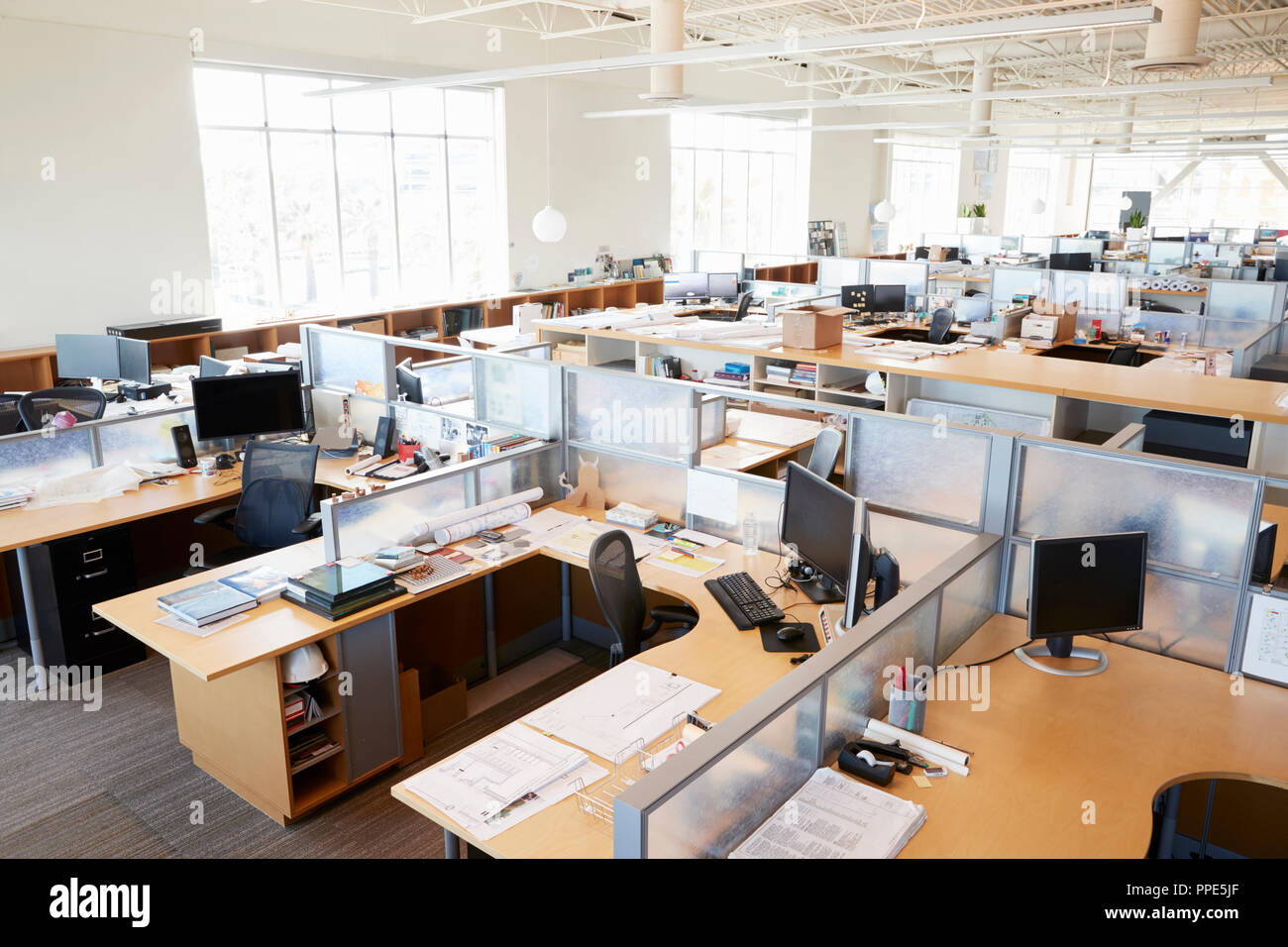 Partitionierte computer Workstations in einem Großraumbüro Stockfoto