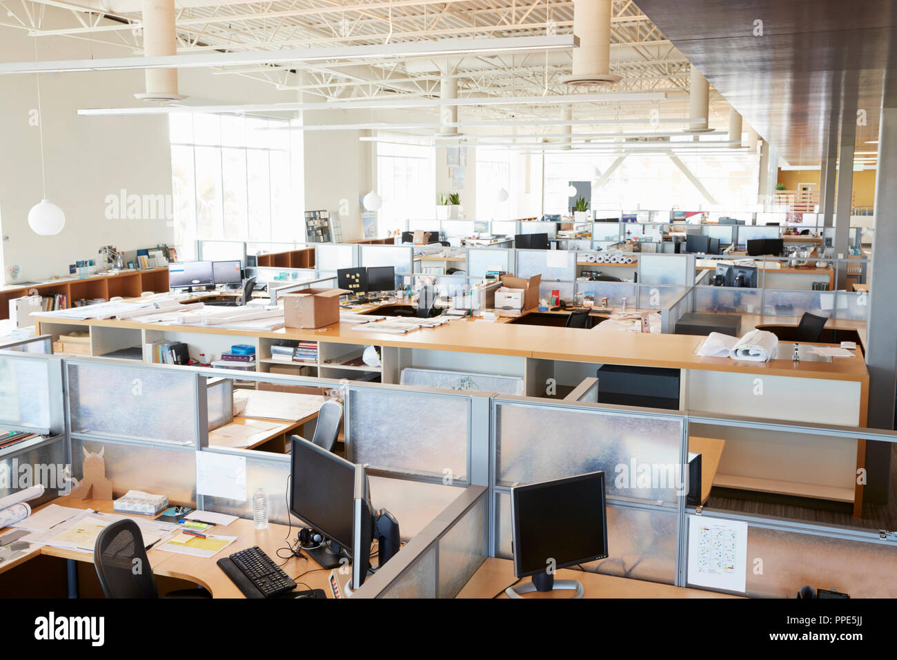 Ansicht von Workstations und Schreibtisch im Großraumbüro Stockfoto