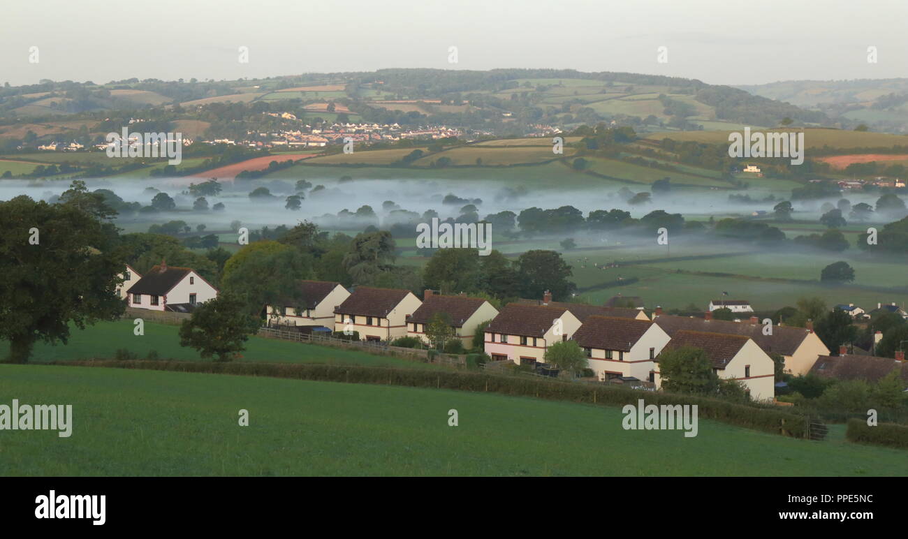 Panoramablick von Ax Tal in East Devon Gebiet von außergewöhnlicher natürlicher Schönheit auf der nebligen Morgen Stockfoto