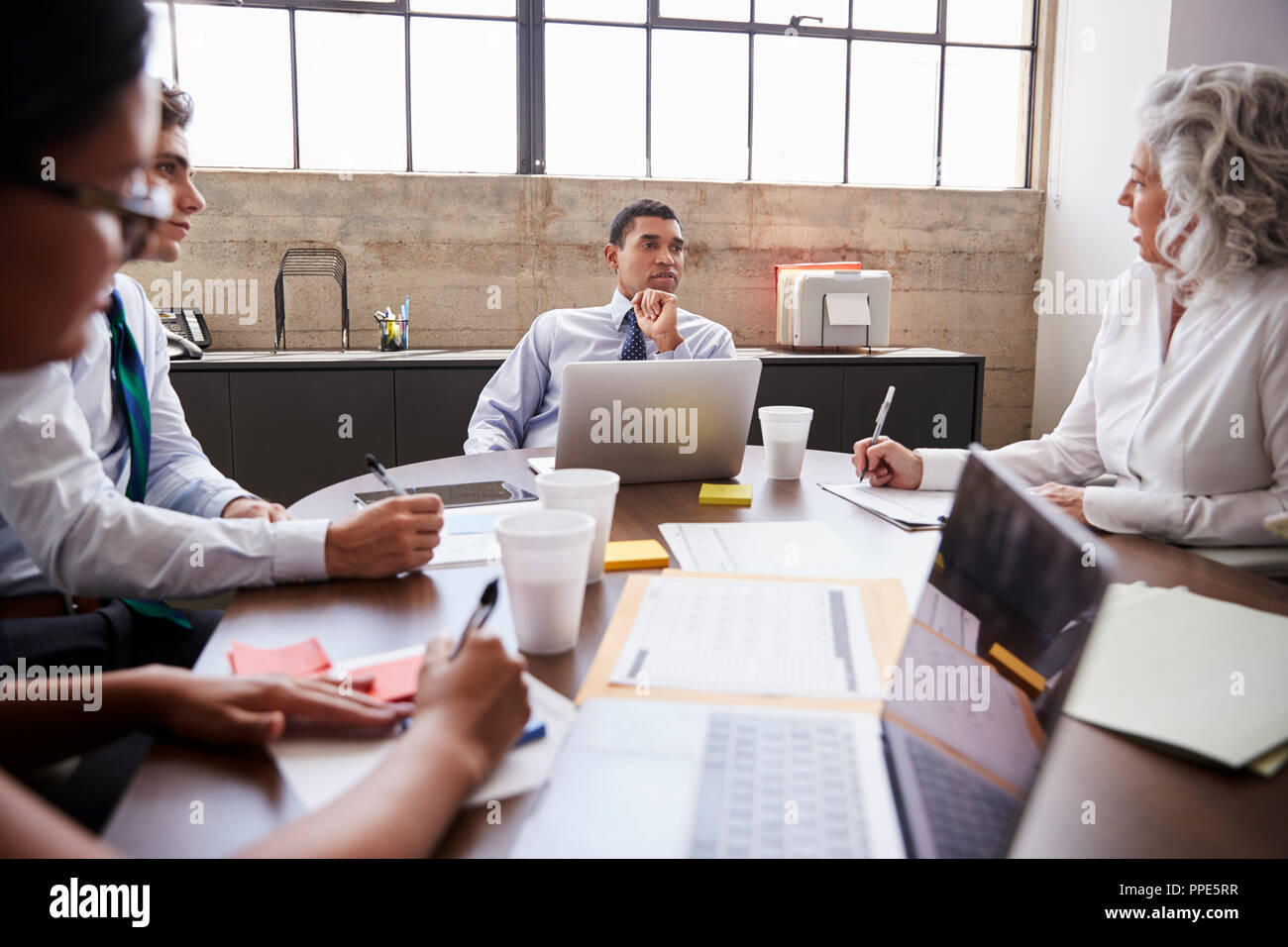 Business Team in einem Konferenzraum Brainstorming Stockfoto