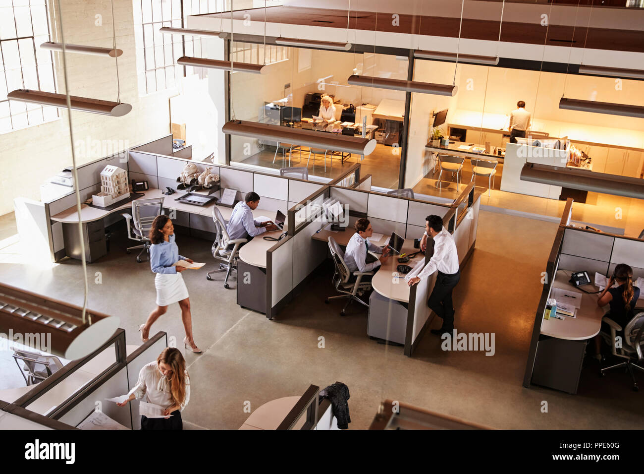 Ansicht eines langen grossraumbüro Stockfoto