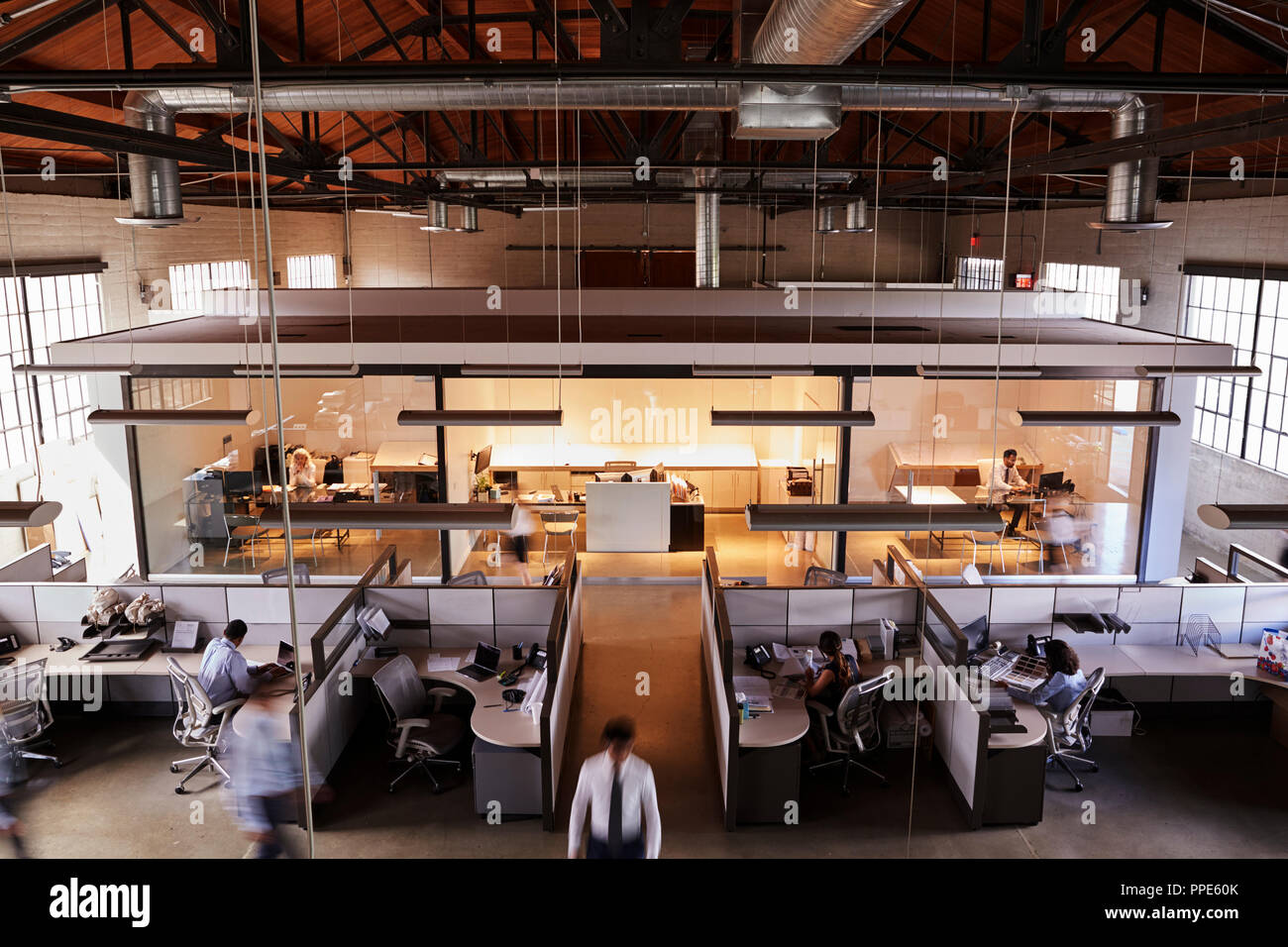 Ansicht der Mitarbeiter in einem langen grossraumbüro Stockfoto