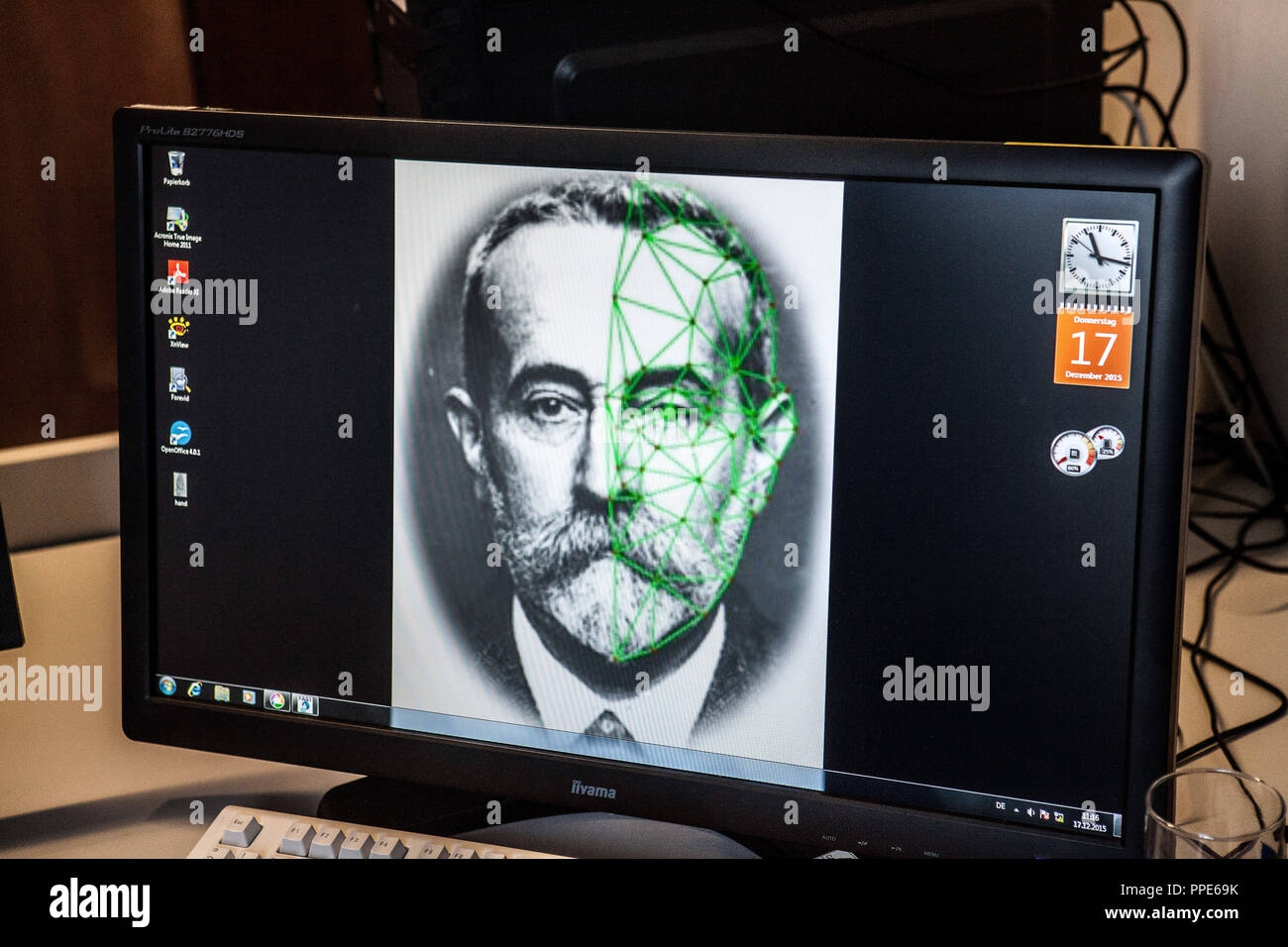 Manhunt mit Hilfe digitaler Gesichtserkennung im Bayerischen Landeskriminalamt (LKA) in den Maillingerstrasse. Das Bild zeigt als Beispiel ein Bild von der Französischen Kriminologen Alphonse Bertillon, an denen man sieht, wie die Gesichter, die vom Steuergerät gemessen werden. Stockfoto