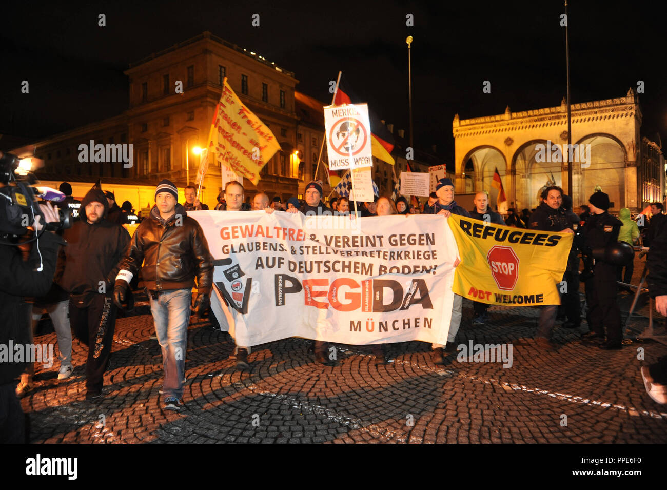 Demonstration der fremdenfeindlichen und anti-Islamischen patriotischen Europäer gegen die Islamisierung des Westens (Pegida) vor der Feldherrnhalle am Odeonsplatz in München. Stockfoto