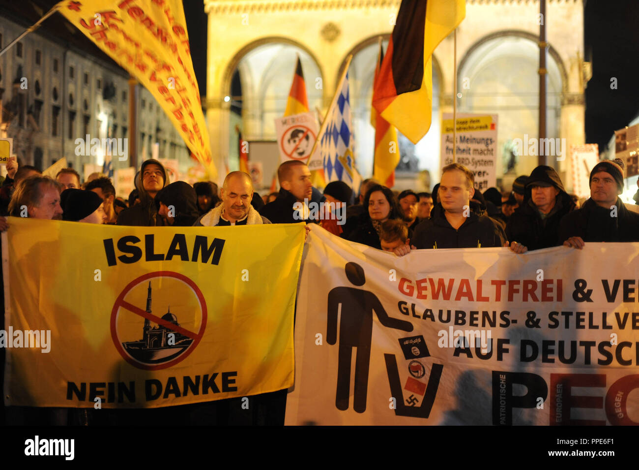 Demonstration der fremdenfeindlichen und anti-Islamischen patriotischen Europäer gegen die Islamisierung des Westens (Pegida) vor der Feldherrnhalle am Odeonsplatz in München. Stockfoto