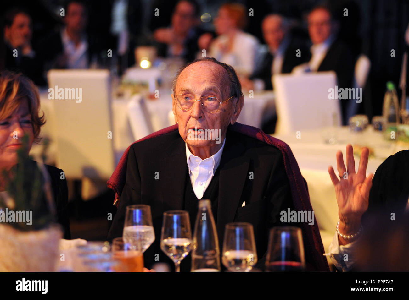Hans-Dietrich Genscher bei der Präsentation des Querdenker-Award in der BMW Welt in München. Stockfoto