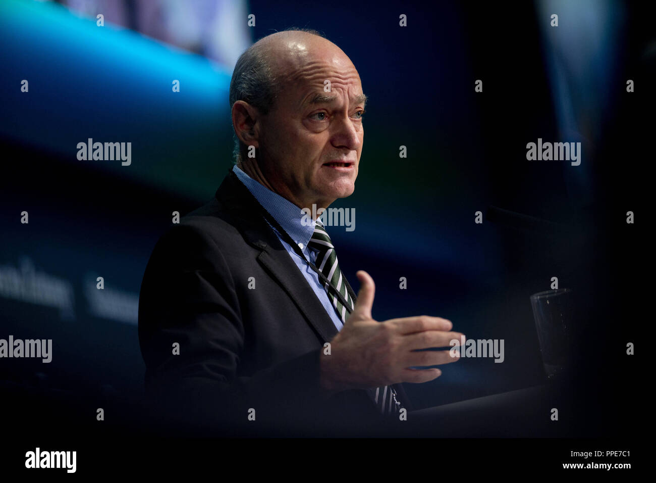 Gerhard Schindler, Präsident des BND, auf dem Wirtschaftsgipfel der Sueddeutschen Zeitung im Hotel Adlon in Berlin. Stockfoto