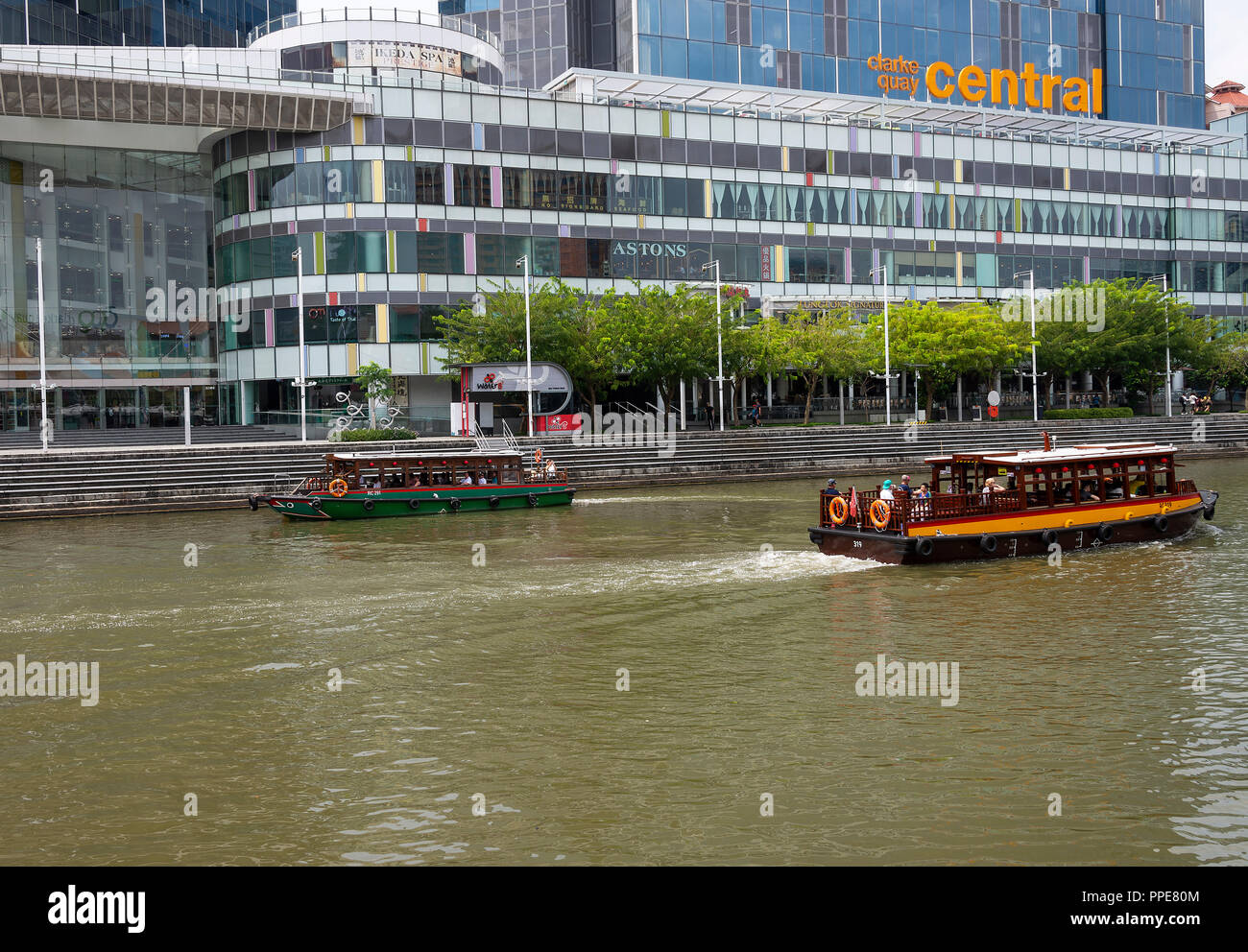 Touristentaxi Boote nähern Clarke Quay Central am Singapore River Republik Singapur Asien Stockfoto