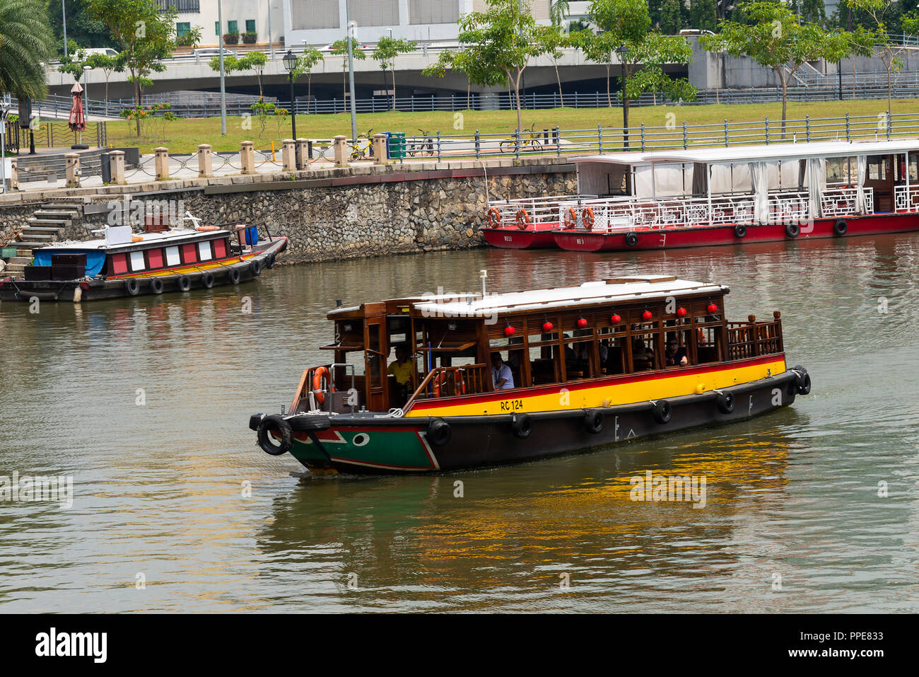 Das Riverside Point Shopping Mall mit Geschäften, Bars und Restaurants in der Nähe von Clarke Quay in der Innenstadt von Singapur mit Taxi Boote auf dem Singapore River Stockfoto