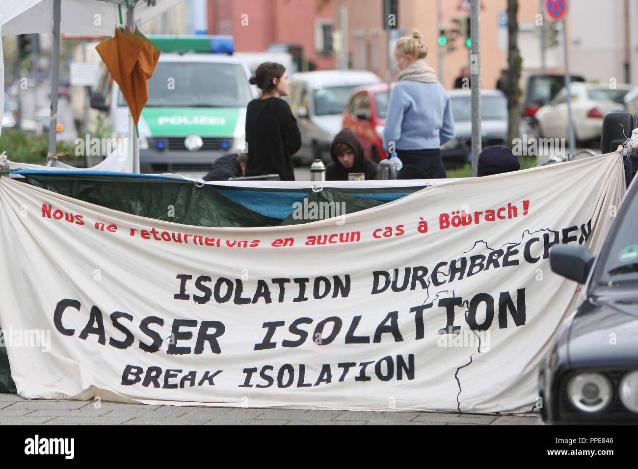 Senegalesische Flüchtlinge und Unterstützer in ihr Lager vor dem Bayerischen Ministerium für Soziale Angelegenheiten, München demonstrieren. Hungerstreik gegen die Schließung der Asyl suchenden Unterkunft in Böbrach. Stockfoto