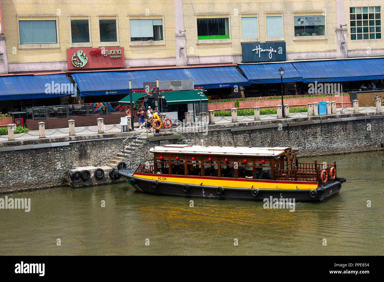 Das Riverside Point Shopping Mall mit Geschäften, Bars und Restaurants in der Nähe von Clarke Quay in der Innenstadt von Singapur mit Taxi Boote auf dem Singapore River Stockfoto