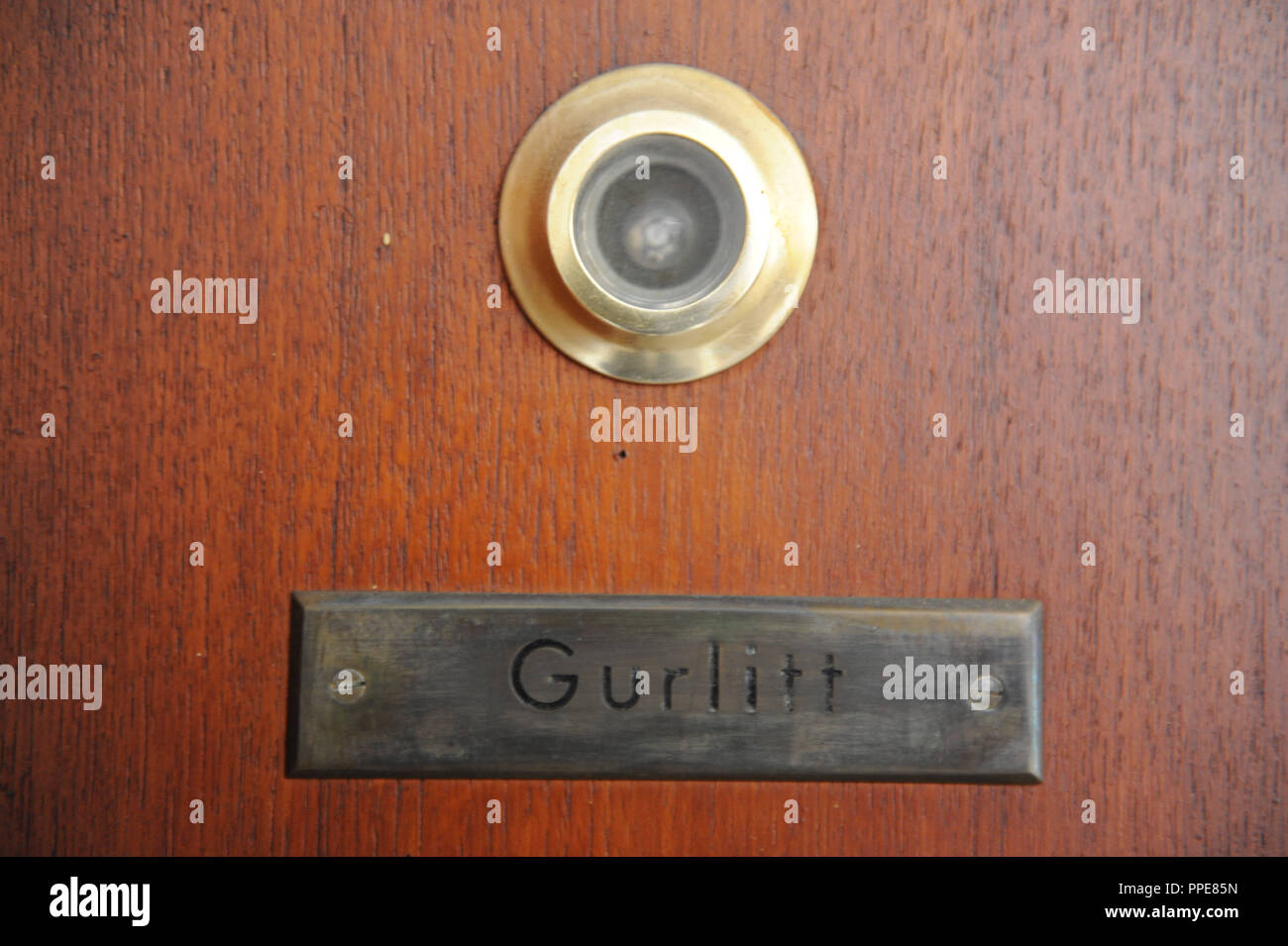 Kunst Fonds In Munchen Schwabing Cornelius Gurlitt Hatte Seine Wohnung Im 5 Stock Auf Der Rechten Seite Jalousien Geschlossen Auf Arthur Kutscher Platz 1 Gurlitts Vordere Klappe Stockfotografie Alamy
