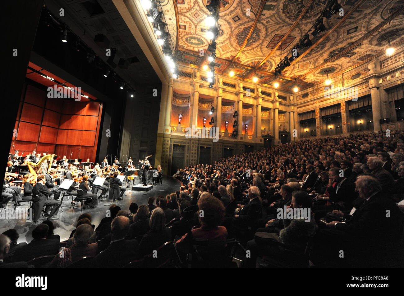 65 Jahre "Adventskalender für gute Werke e.V." (Adventskalender für gute Zwecke) der Sueddeutschen Zeitung: Charity Konzert des Symphonieorchester des Bayerischen Rundfunks im Prinzregententheater in München. Stockfoto