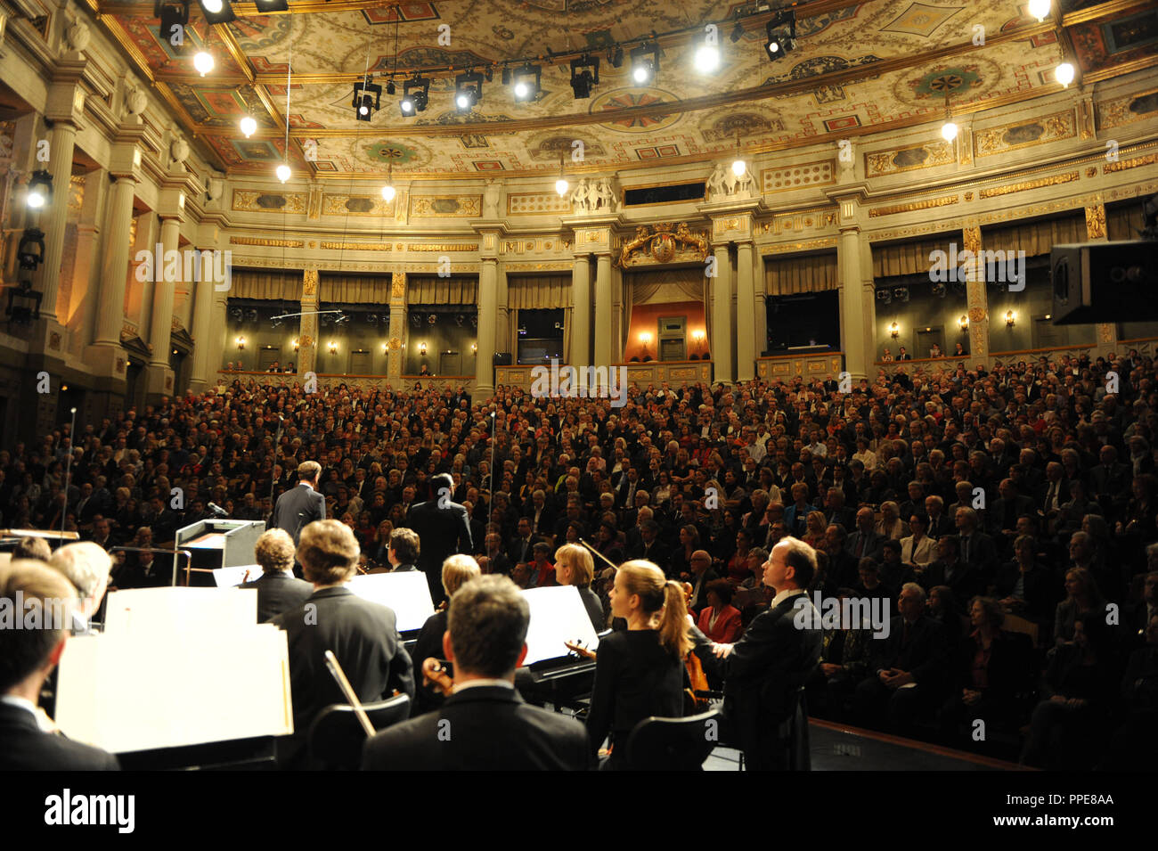 65 Jahre "Adventskalender für gute Werke e.V." (Adventskalender für gute Zwecke) der Sueddeutschen Zeitung: Charity Konzert des Symphonieorchester des Bayerischen Rundfunks im Prinzregententheater in München. Stockfoto