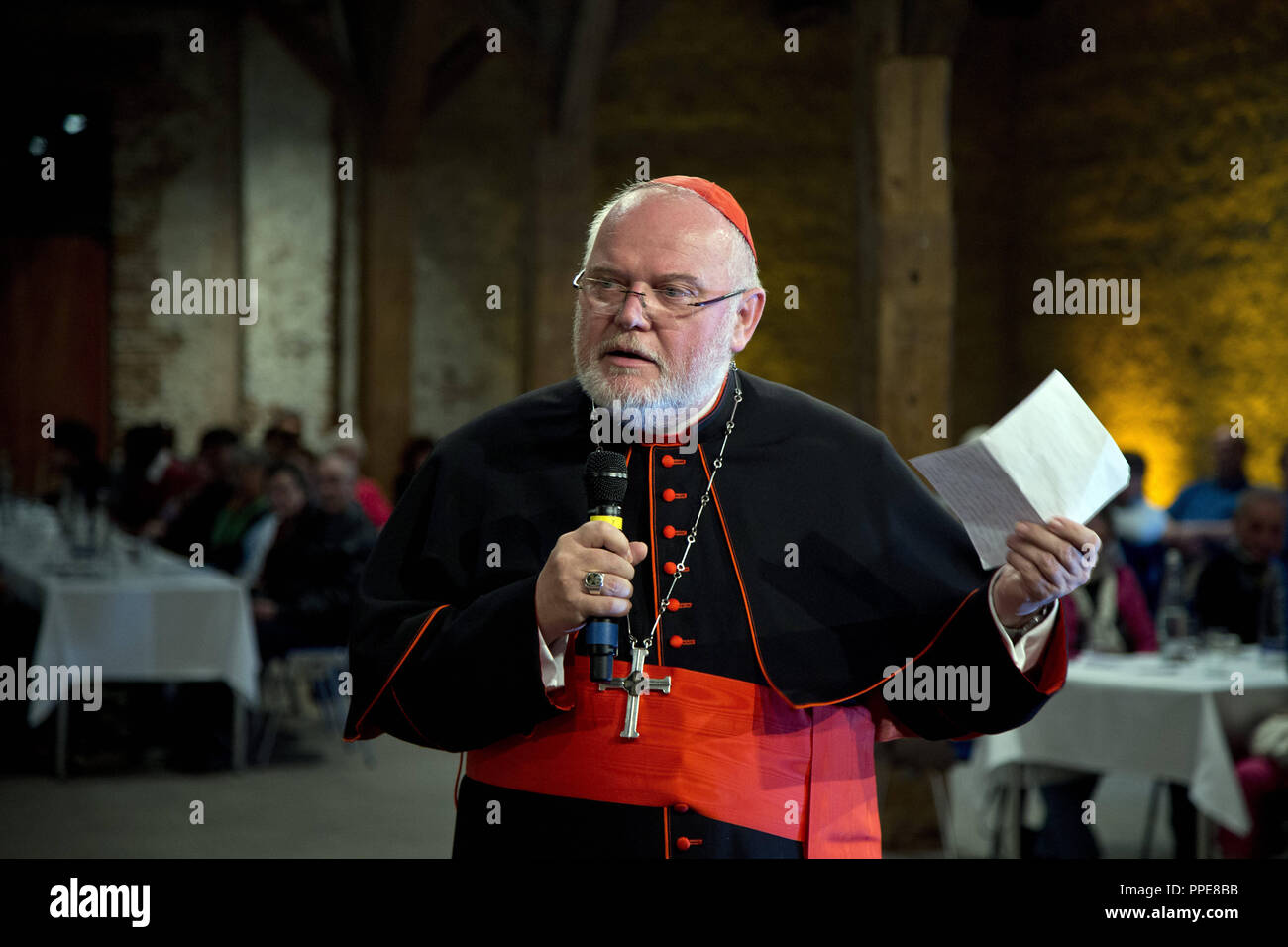 Kardinal Reinhard Marx, Erzbischof von München und Freising, spricht mit den Gläubigen unter dem Motto "Ich in Versöhnung" im Veranstaltungsforum Fürstenfeld. Stockfoto