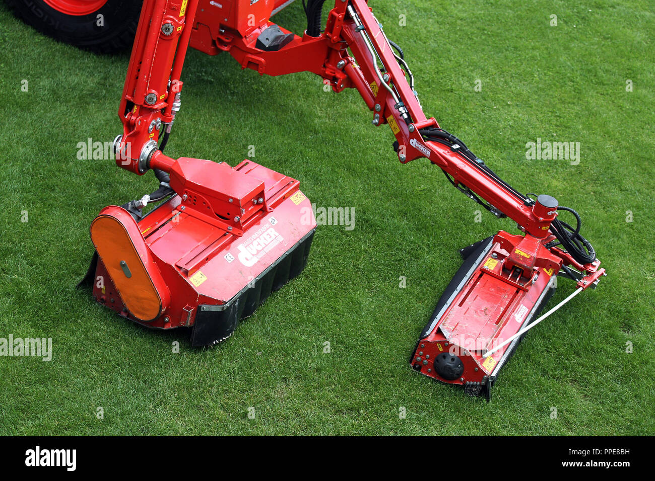 Die deutschen Landwirte' Day 2012 in Fürstenfeldbruck: industrielle Rasenmäher am Stand von duecker Maschinenfabrik. Stockfoto