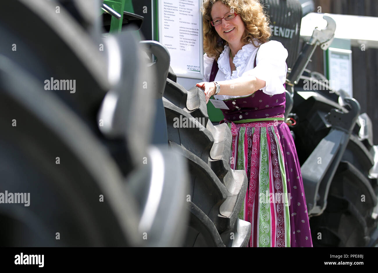 Die deutschen Landwirte' Day 2012 in Fürstenfeldbruck: Begeisterung für fetten Reifen am Stand von Fendt. Stockfoto