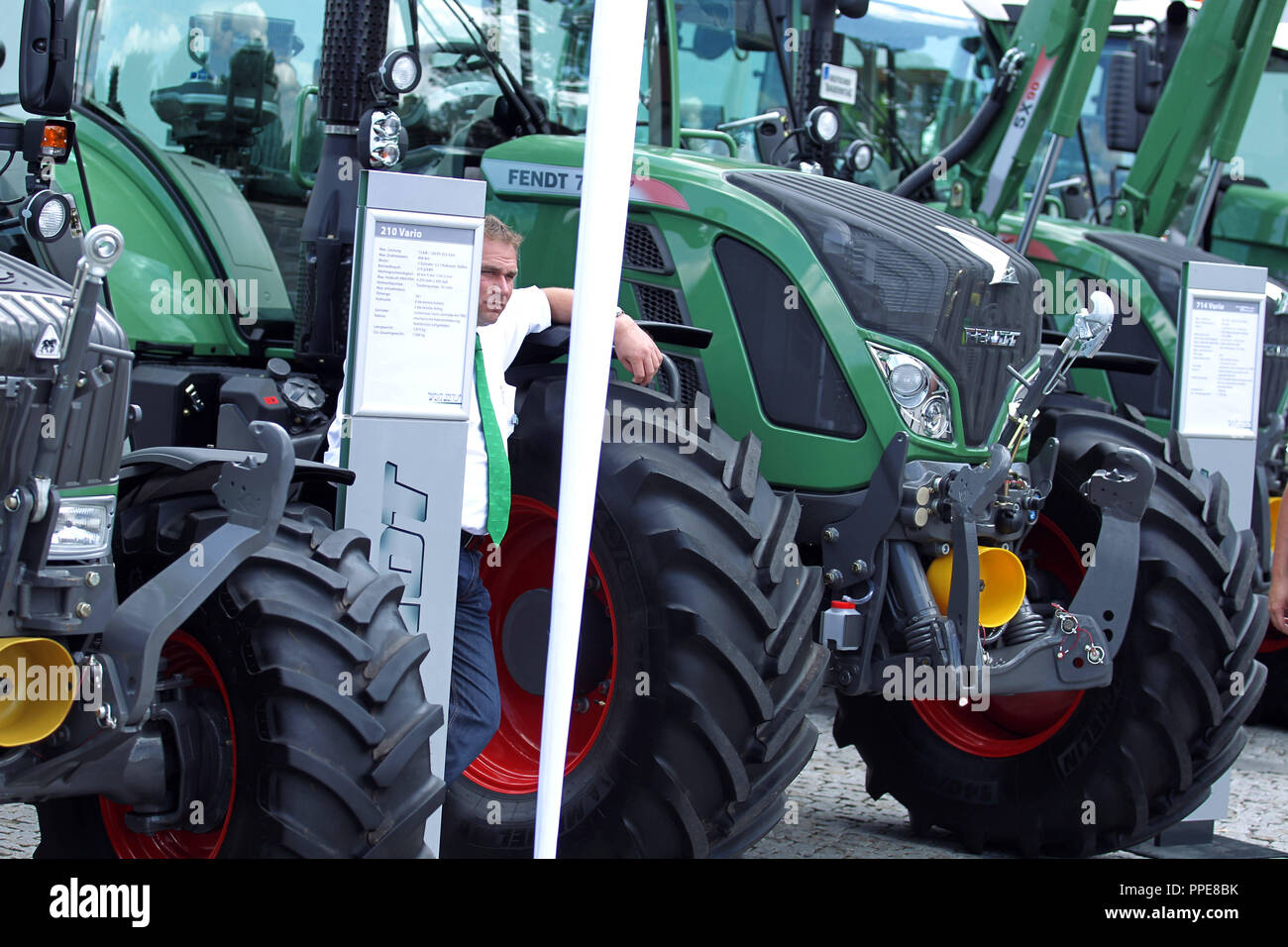 Die deutschen Landwirte' Day 2012 in Fürstenfeldbruck: ein Fendt Verkäufer warten auf Kunden. Stockfoto