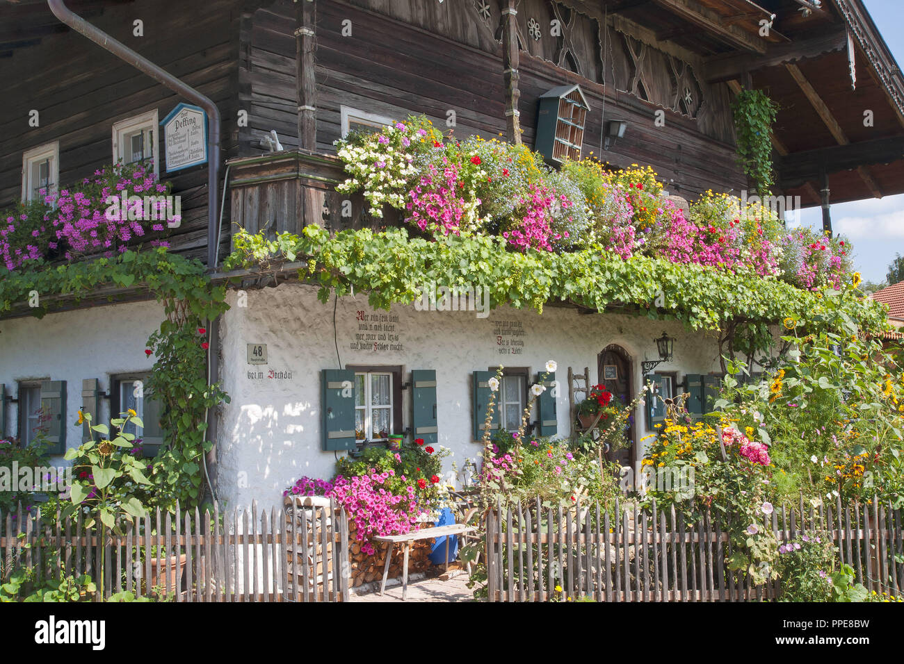 Holzhaus Blumenschmuck Balkon Stockfotos & Holzhaus Blumenschmuck