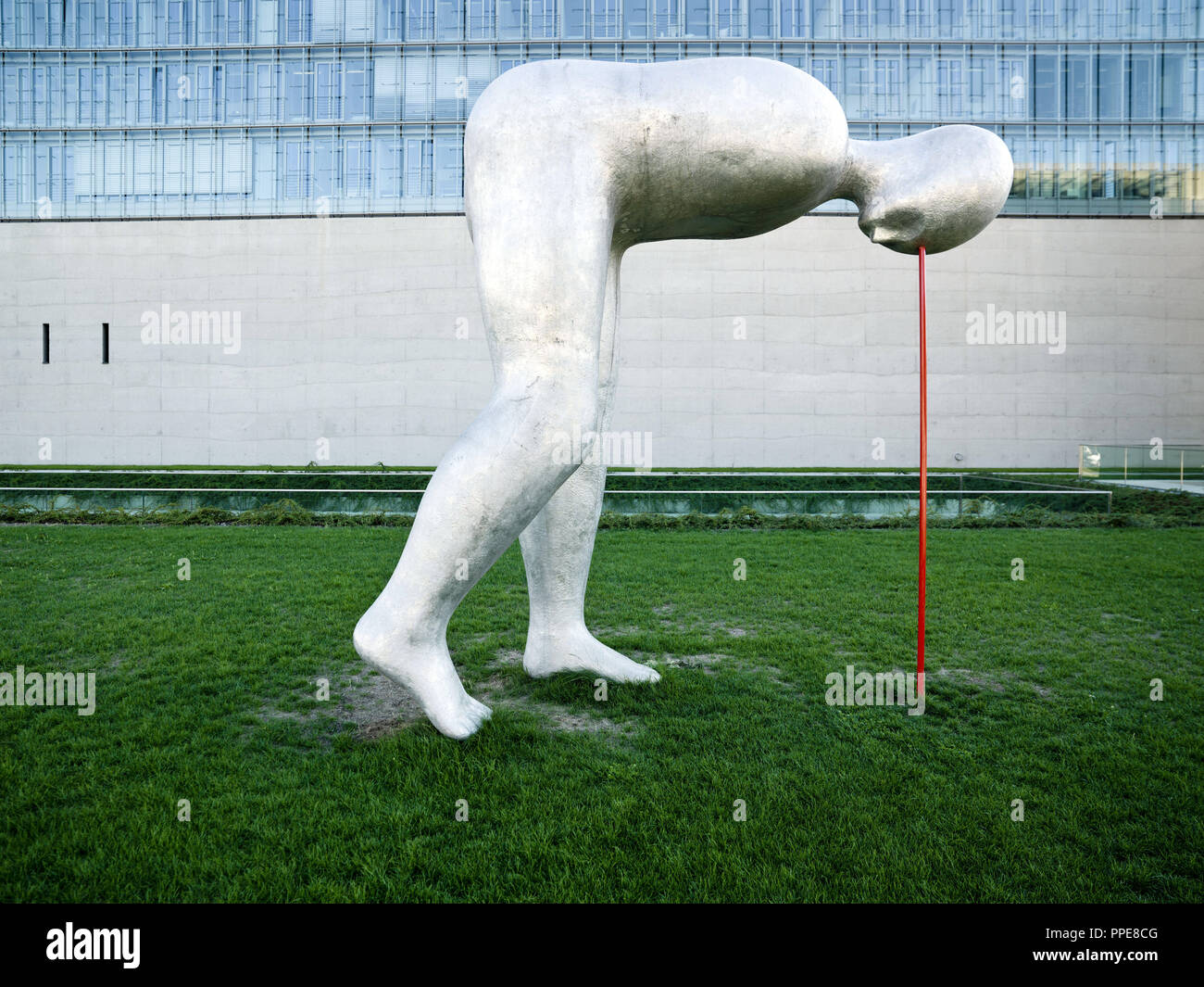 Die verbeugung Skulptur "Present Continuous" von Henk Visch vor dem Gebäude der Hochschule für Film und Fernsehen (HFF) und das Staatliche Museum Ägyptischer Kunst in München Maxvorstadt. Stockfoto