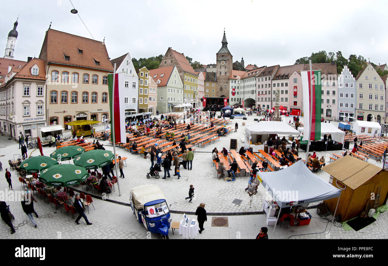 Die rekonstruierten Hauptplatz in Landsberg am Lech ist mit einer großen Feier eröffnet. Stockfoto