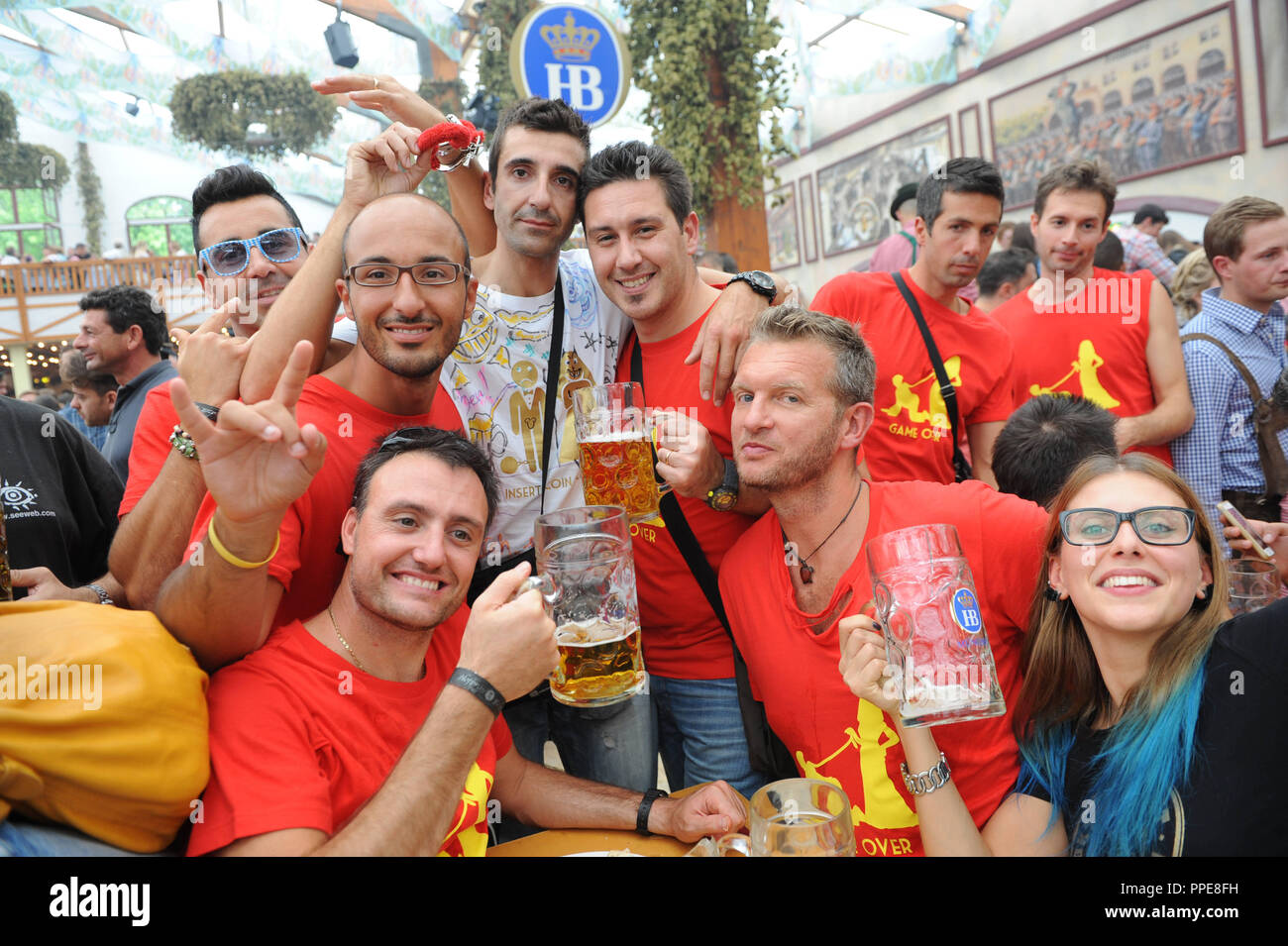 Bachelor Party auf dem Oktoberfest. Die Freunde haben ein komplettes Paket  auf dem Oktoberfest mit reservierten Tisch gebucht Stockfotografie - Alamy