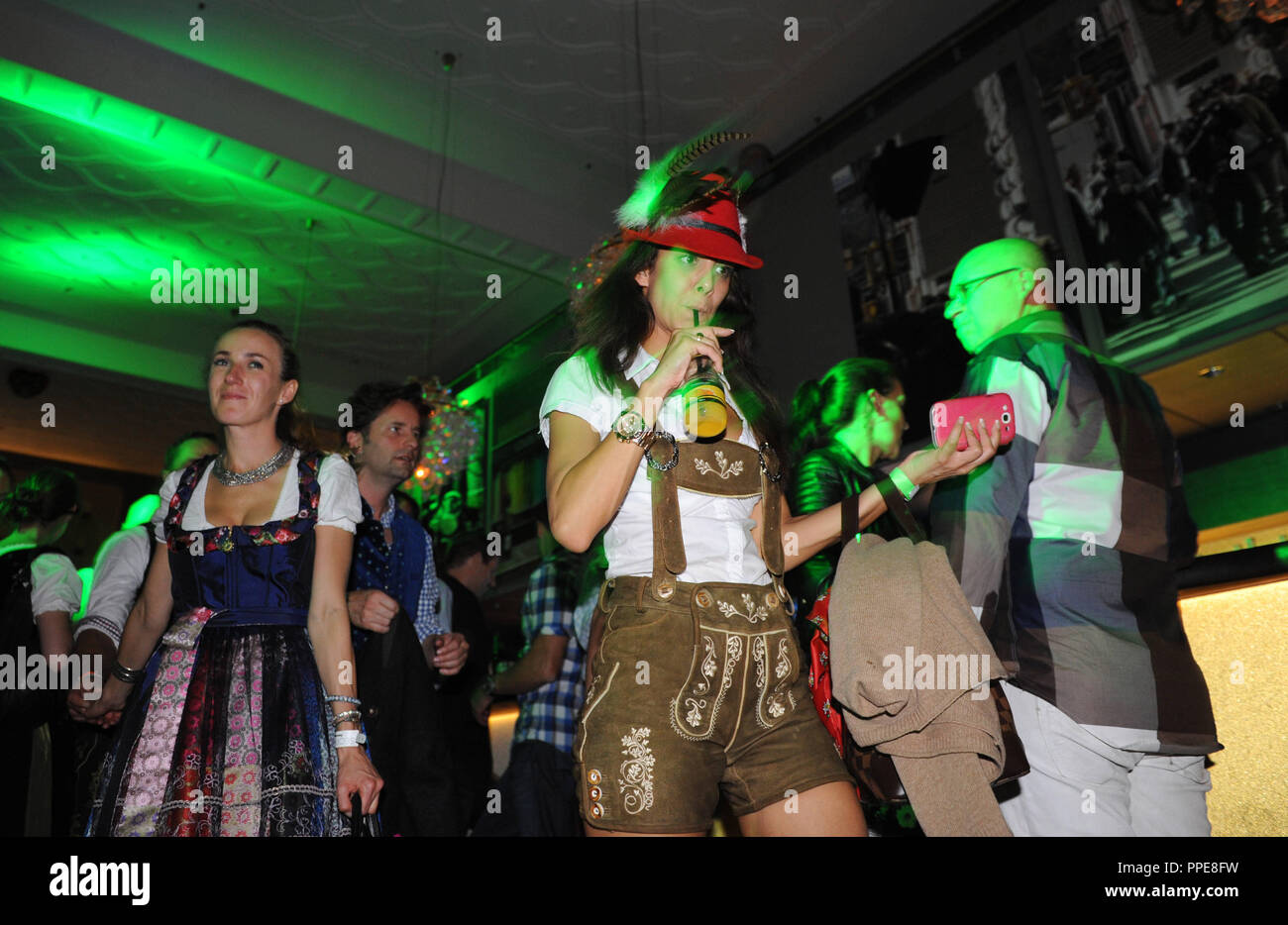 Oktoberfest Besucher in Dirndl und Lederhosen tanzen in 'Rilano' an der 'After-Wiesn". Stockfoto