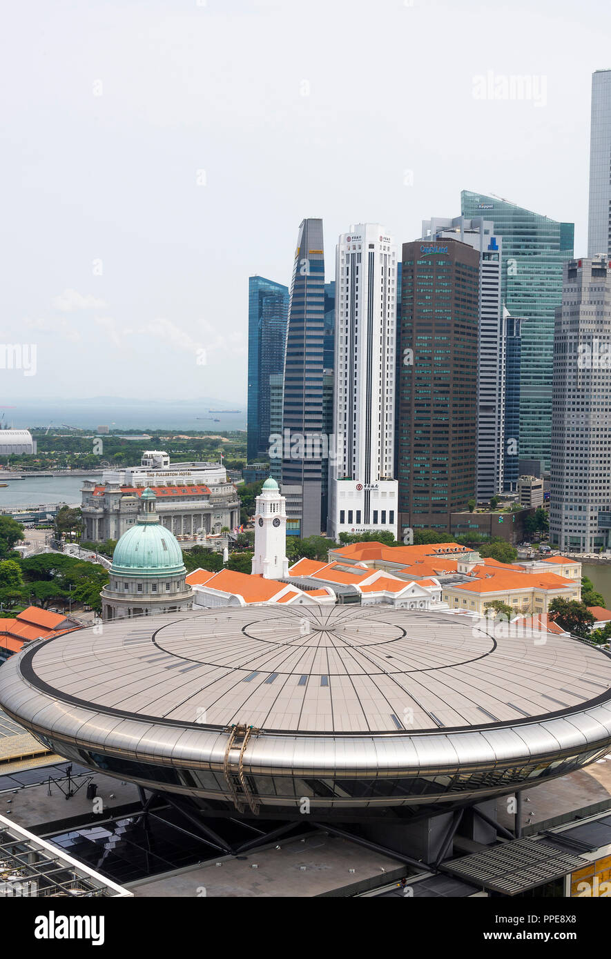Luftaufnahme des alten und des neuen Obersten Gerichtshofs Gebäude mit Asian Civilisations Museum und das Bankenviertel in der Innenstadt von Singapur Asien Stockfoto