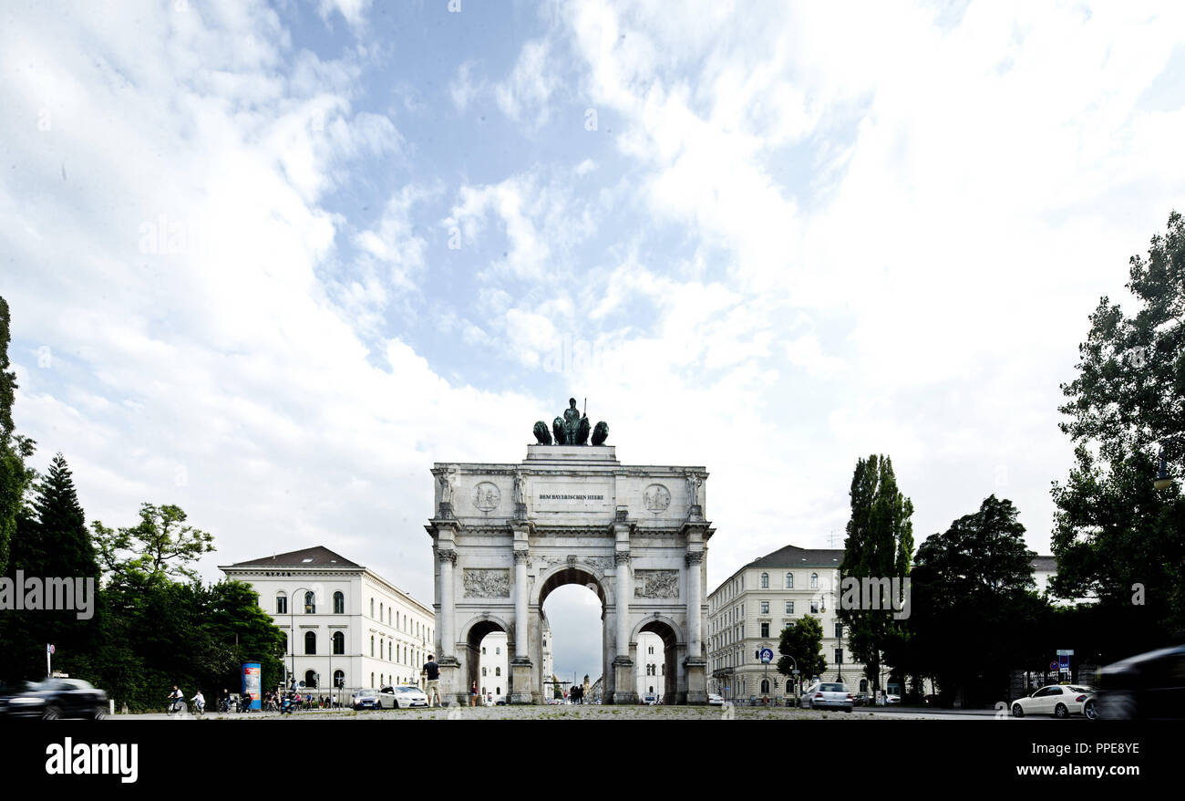 Das Siegestor in München Maxvorstadt, als von der Leopoldstrasse gesehen. Stockfoto