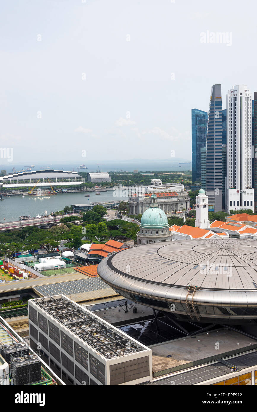 Luftaufnahme des alten und des neuen Obersten Gerichtshofs Gebäude mit Asian Civilisations Museum und das Bankenviertel in der Innenstadt von Singapur Asien Stockfoto