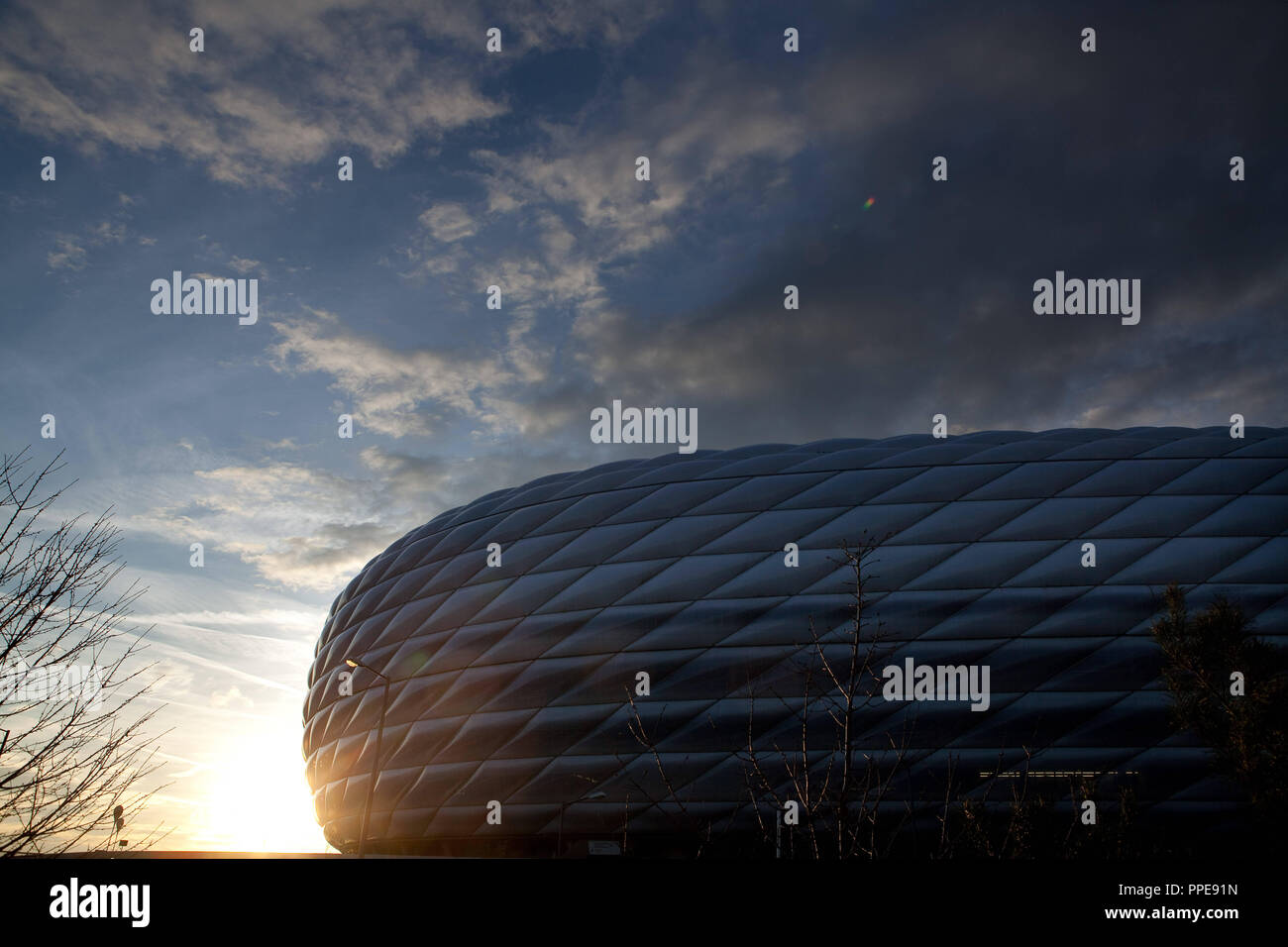 Die äußere Hülle des Froettmaninger Stadion in der Abendsonne. Stockfoto
