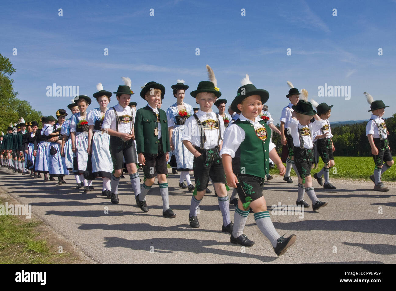 Kinder in der traditionellen Tracht der Trachtenverein (Tracht club) Tiefenthaler Weildorf in einem Festzug. Stockfoto