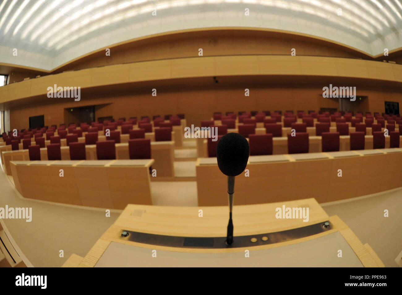 Mikrofon am Rednerpult im Plenarsaal des Bayerischen Landtag im Maximilianeum. Stockfoto