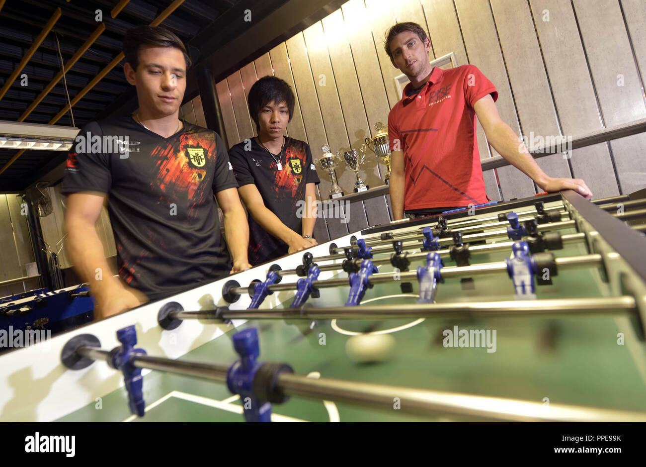 Von links nach rechts: Die Tabelle Fußball-Spieler Phillip Pauli, Billy und Denis Geb, Mitglieder der ersten Mannschaft der Foosball Association München (TVM). Stockfoto Von links nach rechts: Die Tabelle Fußball-Spieler Phillip Pauli, Billy und Denis Geb, Mitglieder der ersten Mannschaft der Foosball Association München (TVM). Stockfoto