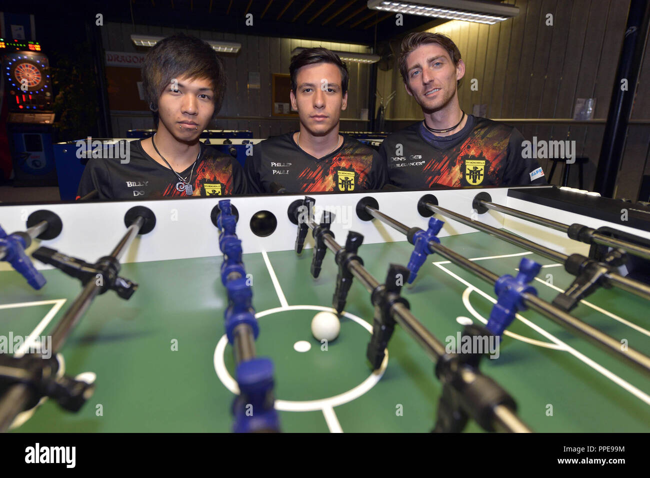 Von links nach rechts: Die Tabelle Fußball-Spieler Billy, Phillip Pauli und Denis Geb, Mitglieder der ersten Mannschaft der Foosball Association München (TVM). Stockfoto Von links nach rechts: Die Tabelle Fußball-Spieler Billy, Phillip Pauli und Denis Geb, Mitglieder der ersten Mannschaft der Foosball Association München (TVM). Stockfoto